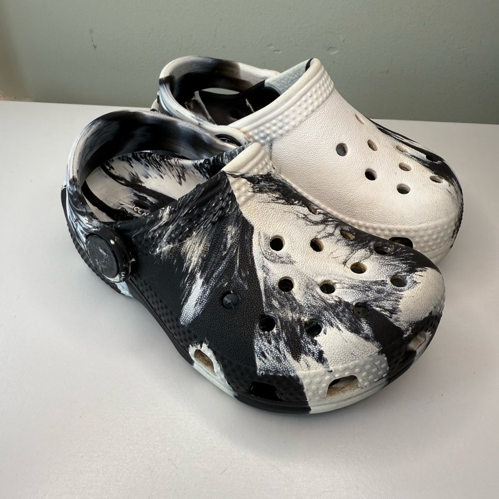 CROCS Marbled Baby Toddler size 6 EUC